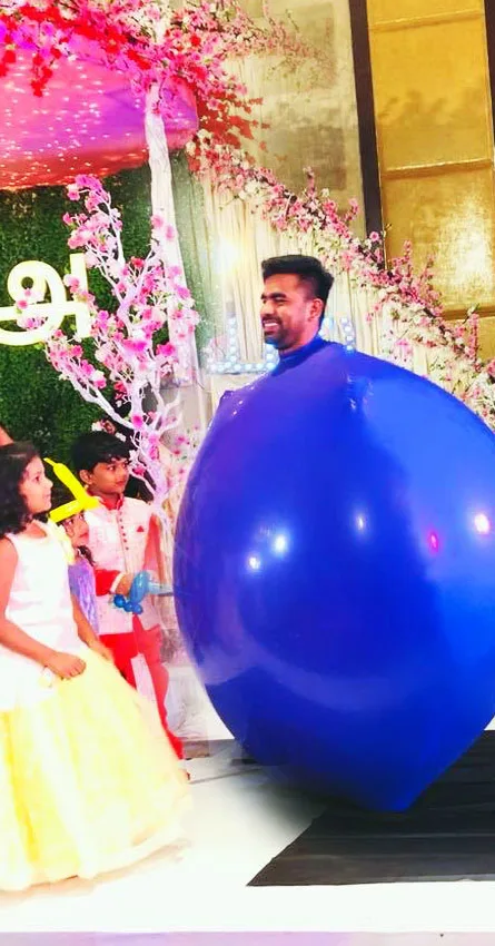 Balloon show entertainer in Chennai performing at kids birthday parties, creating colorful balloon animals, hats, and interactive fun for children.
