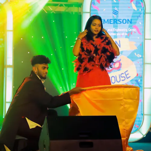 Thrillveera Entertainment’s quick change performer executing a lightning-fast costume transformation at a live event.